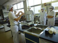 初めての燻製作りに興味津々 初めての燻製作りに興味津々