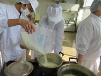 ①材料を混合する ①材料を混合する