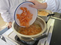 ②ごく弱火でゆっくり煮る。 ②ごく弱火でゆっくり煮る。