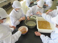 ②蒸煮前に薄皮を剥く ②蒸煮前に薄皮を剥く